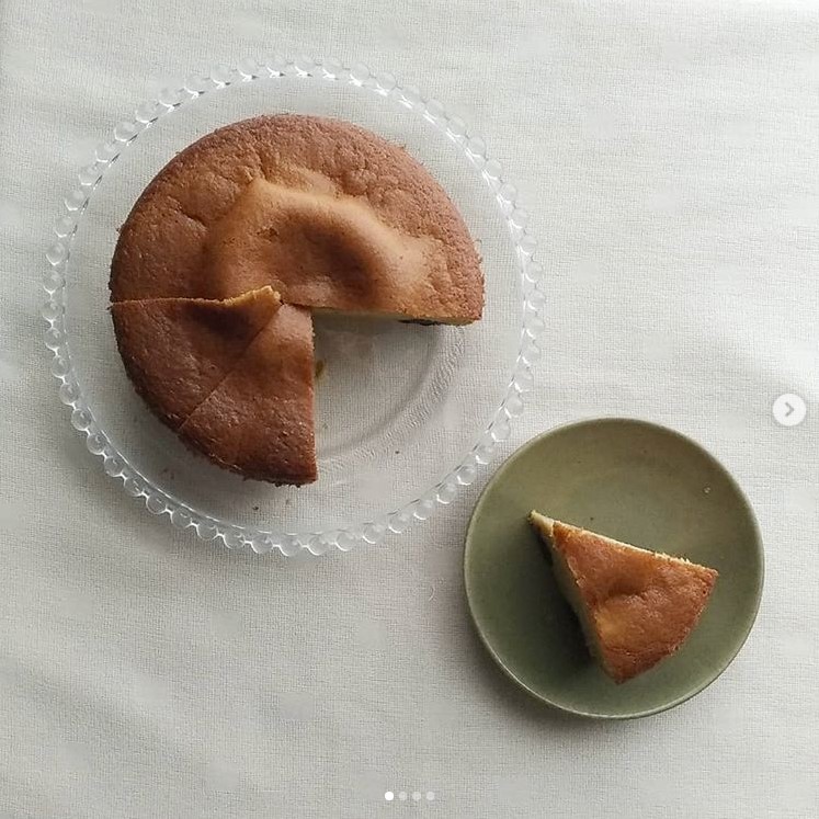 インスタグラムでおいしそうに見せる加工をした写真(デコ型で焼いたアーモンドケーキ)