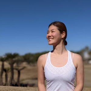 青空と笑顔のヨガインストラクター、プロフィール写真